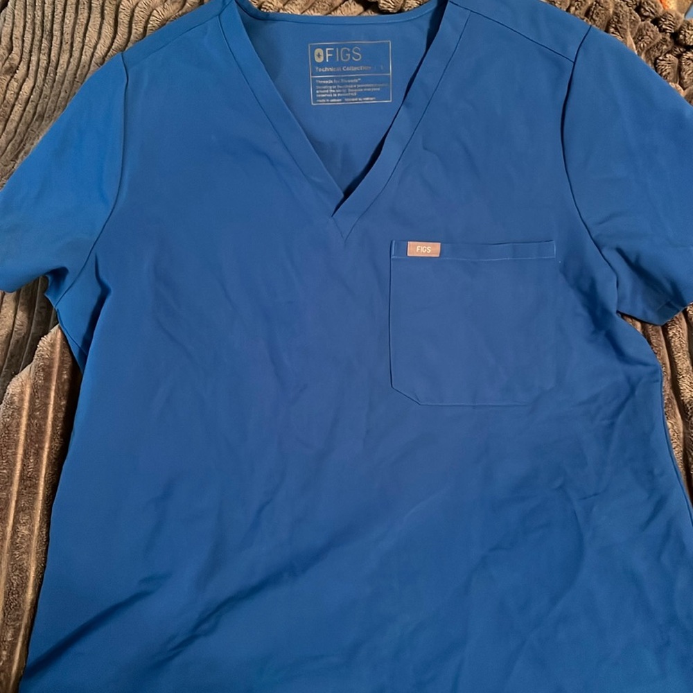Figs 1 pocket scrub top